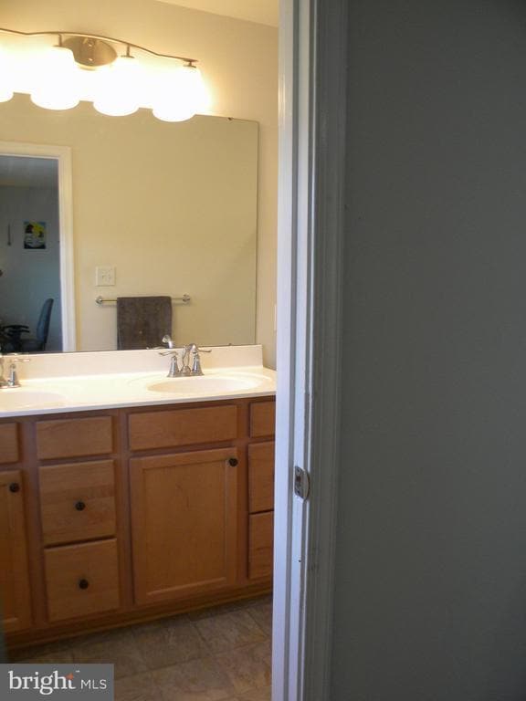 Building Photo - 652 E Chestnut St