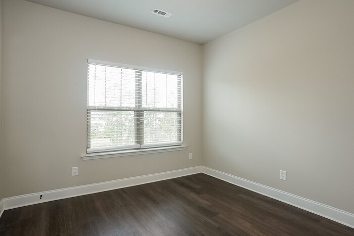 Building Photo - 167 Almond Dr
