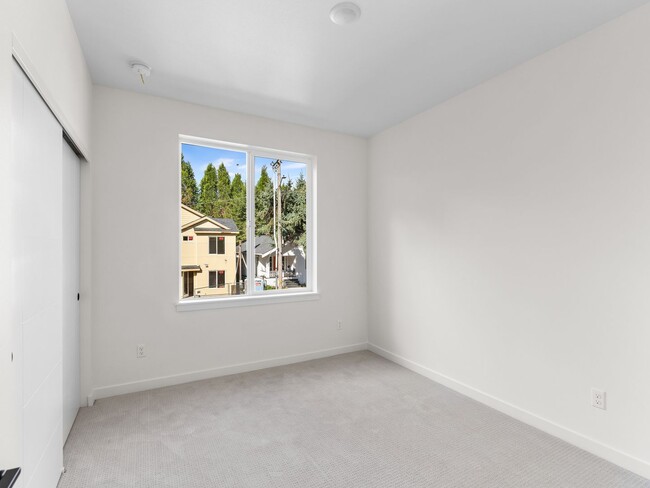 Building Photo - *1 MONTH FREE RENT* A 2bd/2bath Modern Tow...