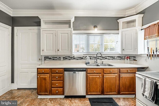 Building Photo - 300 N Penn St