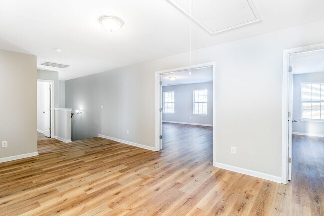 Building Photo - Spacious 5-Bed, 3.5-Bath Residence with 4,003 Sqft, Master on 1st Floor, Elegant Design, & Versat...