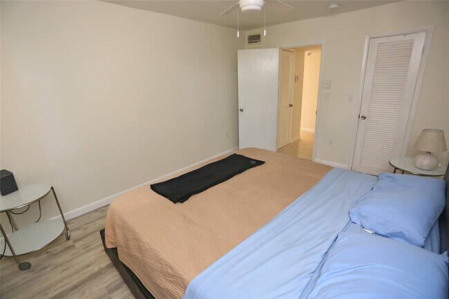 Building Photo - 8225 Sunrise Lakes Blvd