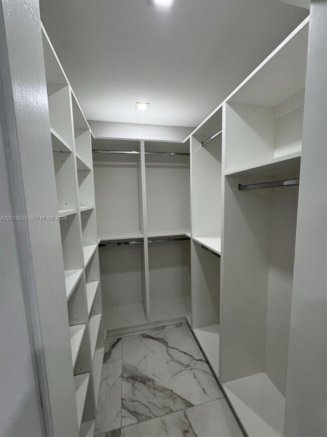 Building Photo - 15011 Coconut Ct