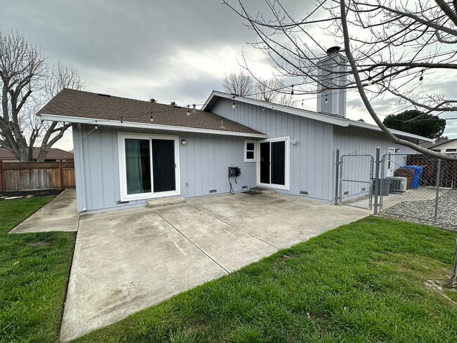 Building Photo - Beautiful 3 Bedroom on corner lot with RV ...