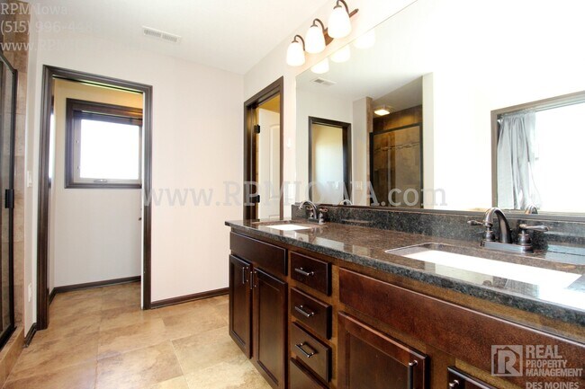 Building Photo - OVER 2000 SQ FT!!   5 Bedroom, 3.5 Bath Home in Urbandale