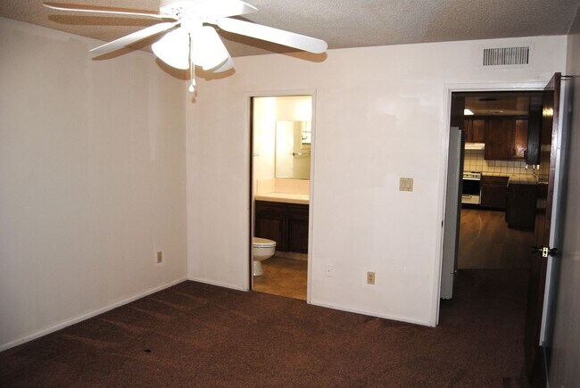 Building Photo - 200 Douglas St