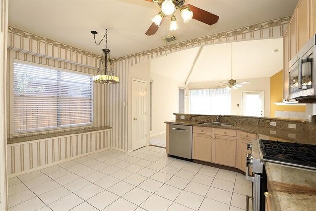Building Photo - 10511 N Shadowdale Dr