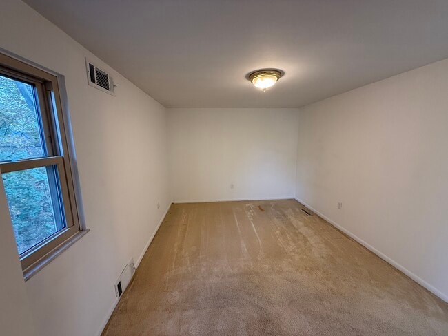 Building Photo - 111 Roberts Dr