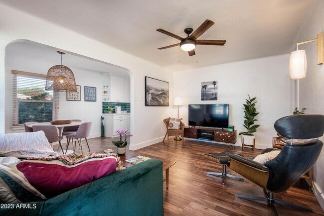 Building Photo - 1301 W Glenrosa Ave