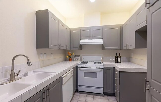 Building Photo - Live Smart in This Stylish 1BR