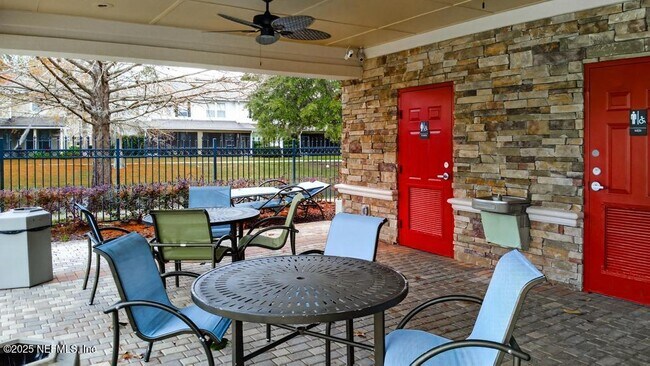 Building Photo - 411 Walnut Dr