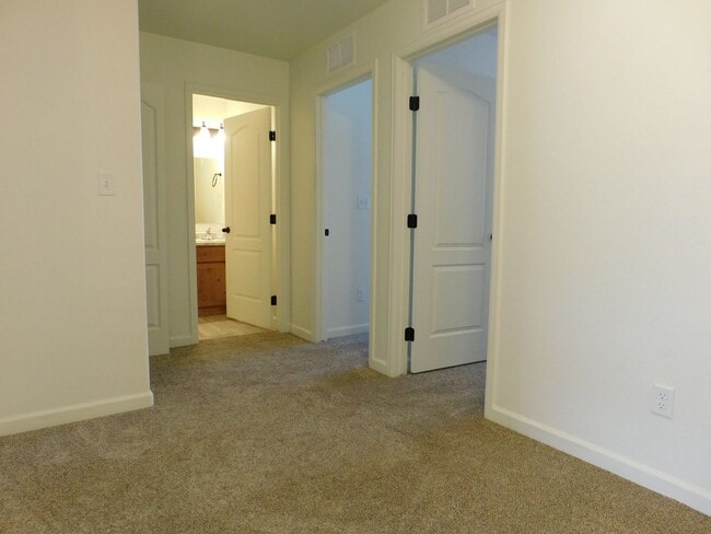 Building Photo - Townhome Near Shopping