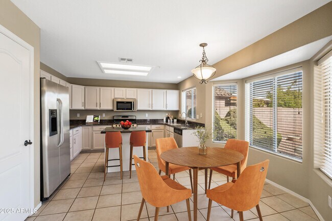 Building Photo - 9643 E Sheena Dr