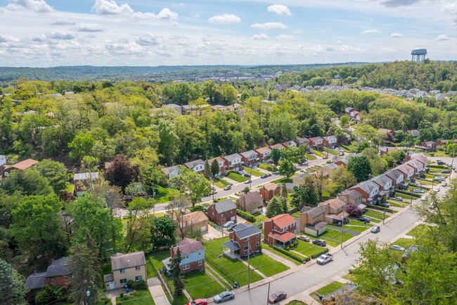 Building Photo - AVAILABLE JUNE 1ST!! STUNNING 3 BEDROOM IN...