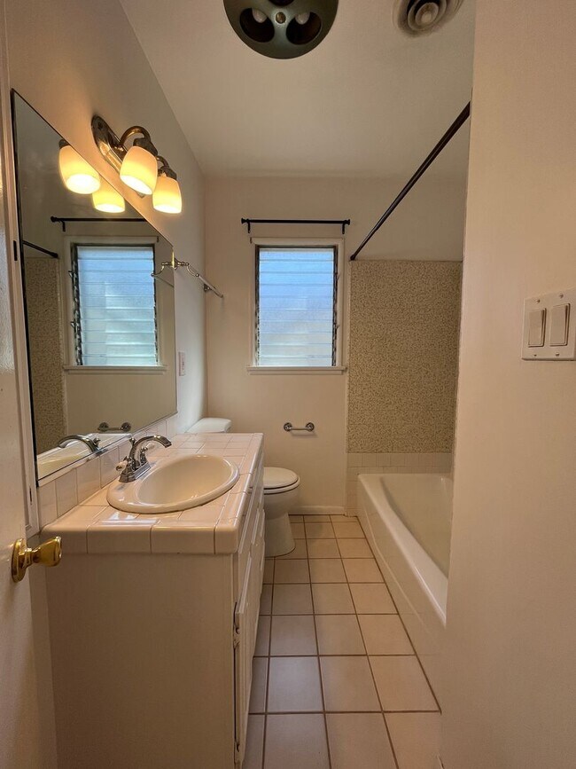 Building Photo - Sherman Oaks 3+2 w/appliances, family room, central air + more! (13627 Huston)