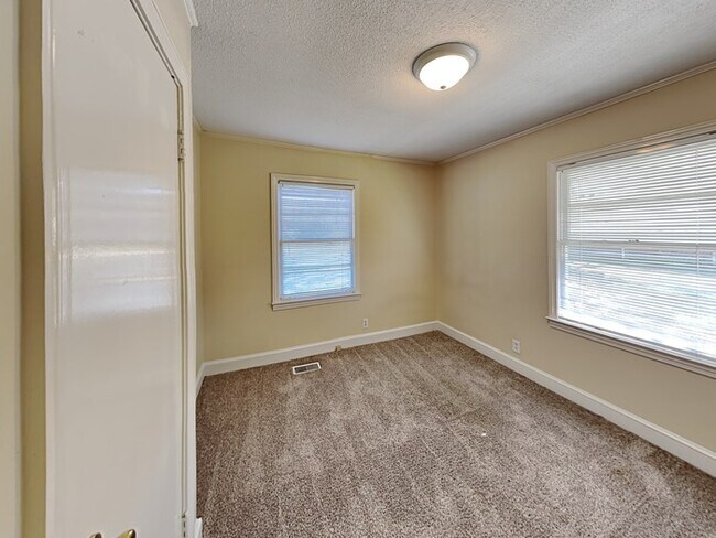 Building Photo - Get $500 OFF RENT!*  Adorable 3 bedroom 1 ...