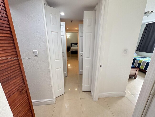 Building Photo - 1621 Collins Ave