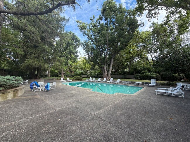 Building Photo - 3 bedroom | 2 bathroom | 4th floor condo in East Sacramento