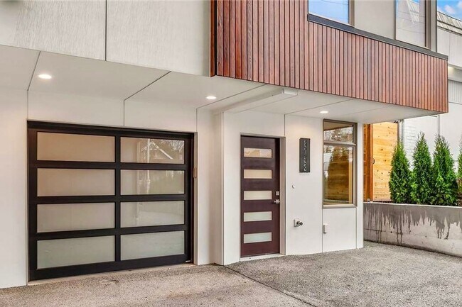 Building Photo - Sophisticated 3 Bedroom Townhome