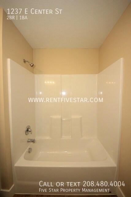 Building Photo - 2 Bedroom Apartment Near ISU Campus! Visit...