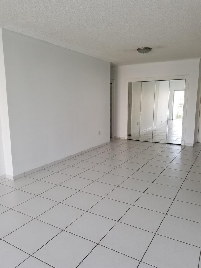 Building Photo - 500 Bayview Dr