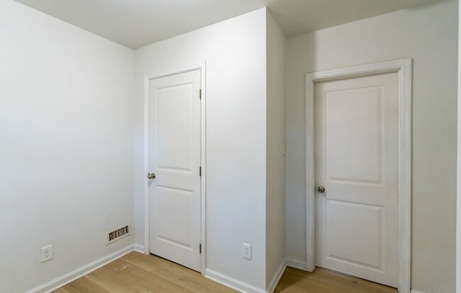 Building Photo - Newly Rehabbed 4 bedroom 2 full bathrooms ...