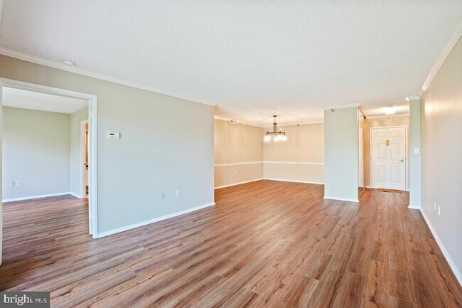 Building Photo - 15101 Interlachen Dr