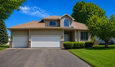 Building Photo - Spacious 4-Bed 4-Bath Home in Buffalo - Available 7/1!