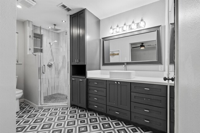 Building Photo - 5019 Oak Forest Dr