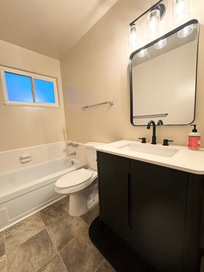 Building Photo - Westside - Close to Shopping