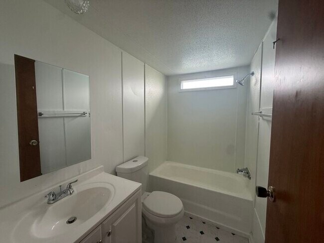 Building Photo - Mobile Home For Sale