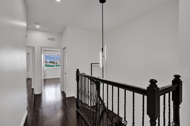 Building Photo - 2708 NE 30th Pl
