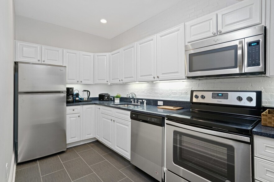 Building Photo - 74 W Rutland Sq