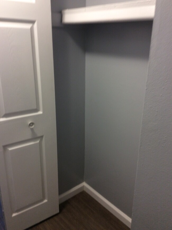 Building Photo - 1096 Bristol Ct