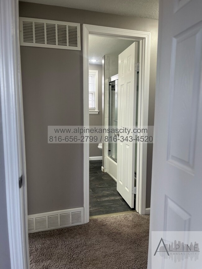 Building Photo - Available Mid January! 5 Bedrooms, PLUS Rec Room in Gladstone!