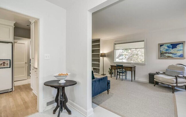 Building Photo - Sassy on Sangamore - 3 BED + 2 FB Av. Earl...