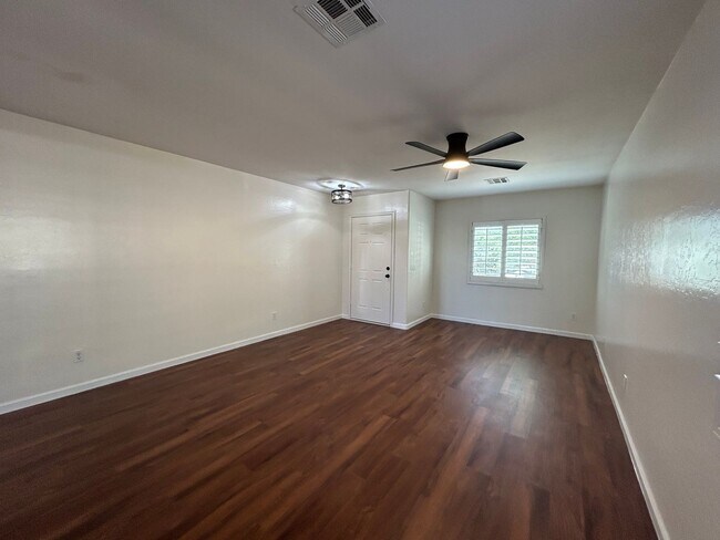 Building Photo - Move In Today! FREE October Rent! Stunning...