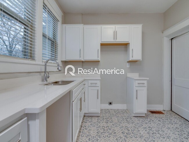 Building Photo - Gorgeously Renovated 3BR/2B Midtown Beauty!!