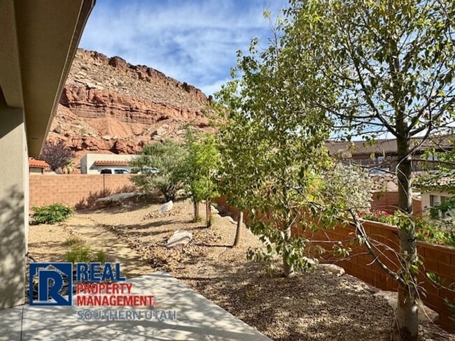 Building Photo - 4 Bedroom home on elevated Bloomington lot...