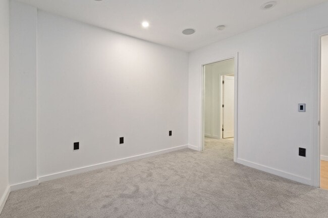 Building Photo - Exquisite 1BD/1.5BTH Condo Unit in the Pea...