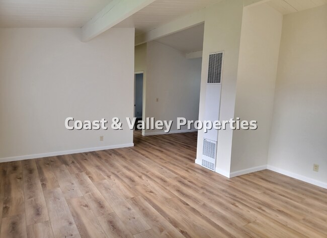 Building Photo - 1085 Sharon Dr