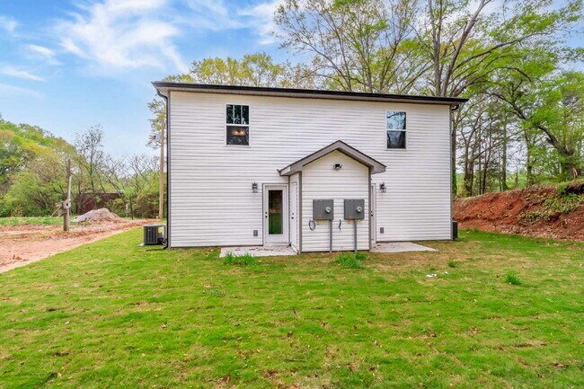 Building Photo - Elegant 2BR/2.5BA Townhome minutes from Downtown Greenville and walking distance to Swamp Rabbit ...