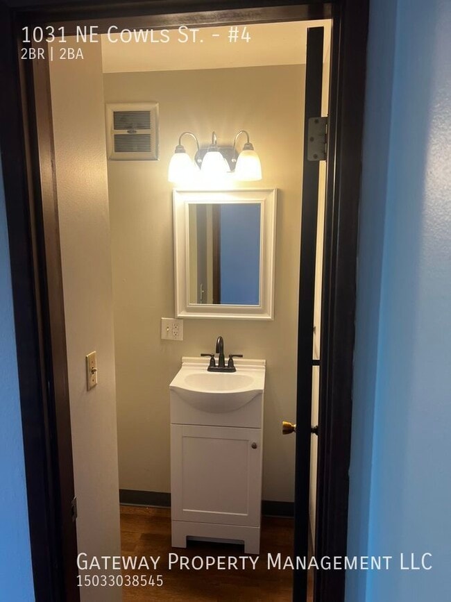 Building Photo - 1031 NE Cowls St