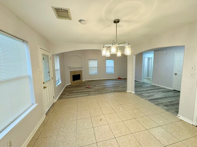 Building Photo - 1910 Plum Falls Ln