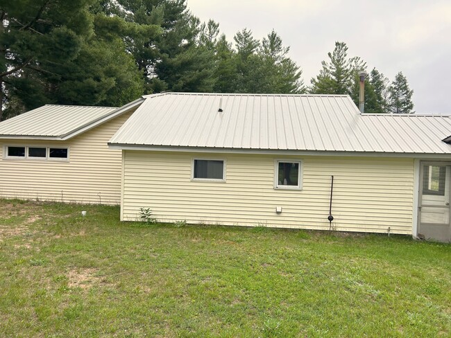 Building Photo - 2928 S Mackinaw Trl