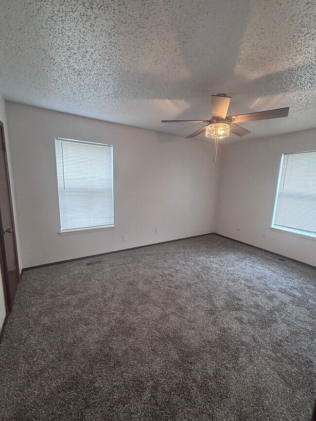 Building Photo - Cute 2 bed, 2 bath duplex in Noble, OK