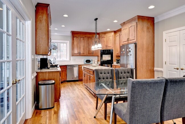 Building Photo - Spacious 5BR/4BA Home in Yorktown – Convenient Location and Comfortable Living