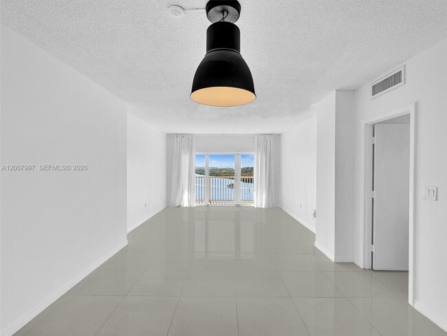 Building Photo - 300 Bayview Dr