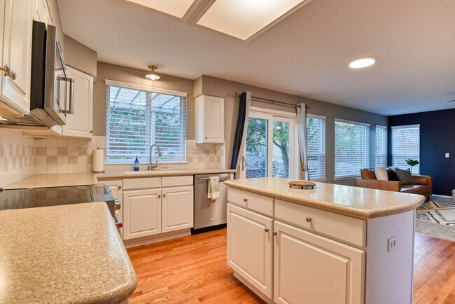 Building Photo - Updated 4 bedroom west Colorado Springs home