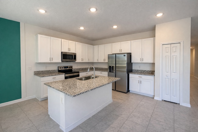 Building Photo - Charming 3-Bed Oasis with Elegance in Haines City!